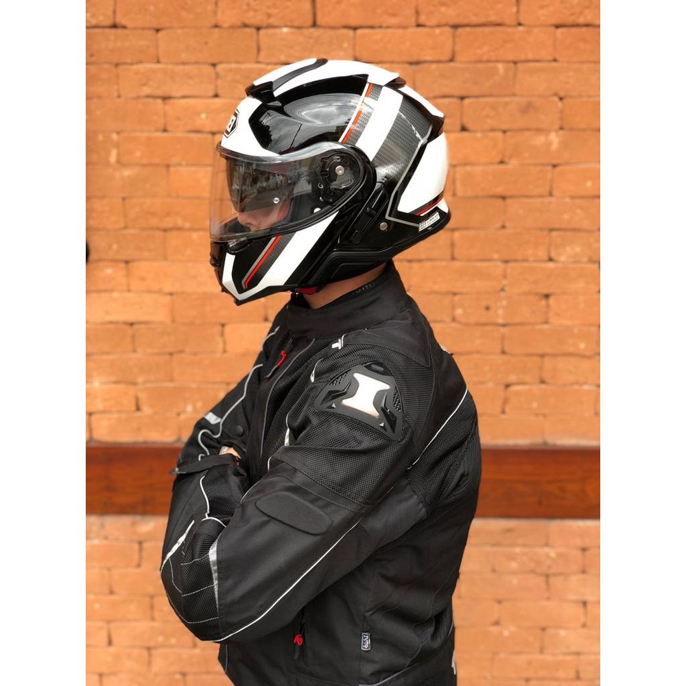 jaqueta e luva de motoqueiro
