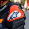 macacao_alpinestars_gp_plus_v4_1_pc_preto_vermelho_fluo_azul_11532_6_e8e28a3ed141229cd99a8facddd8719d.jpg