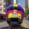 CAPACETE-NZI-TRENDY3-STREAM-CONNECTED-VIOLETA-VERMELHO-NEON--7-